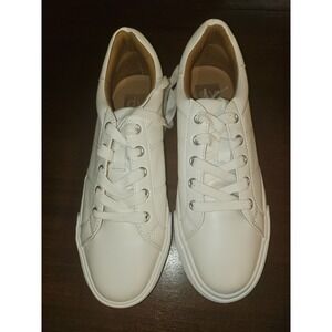 DV By Dolce Vita Womans Vent Casual and Fashion Sneakers Size 8.5 Med, White